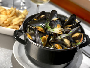 ok, i didn't take this picture myself, because i was too busy eating moules like a fiend to remember to take pictures.